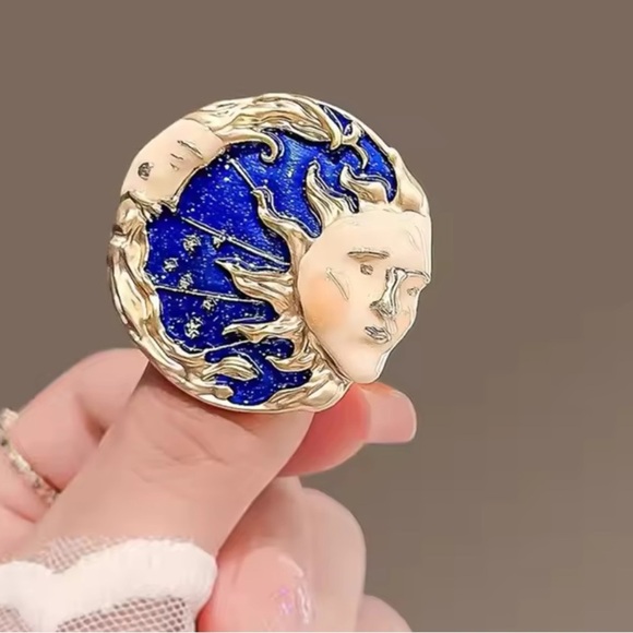 La Petite Soleil Sun Moon Brooch - Picture 12 of 13